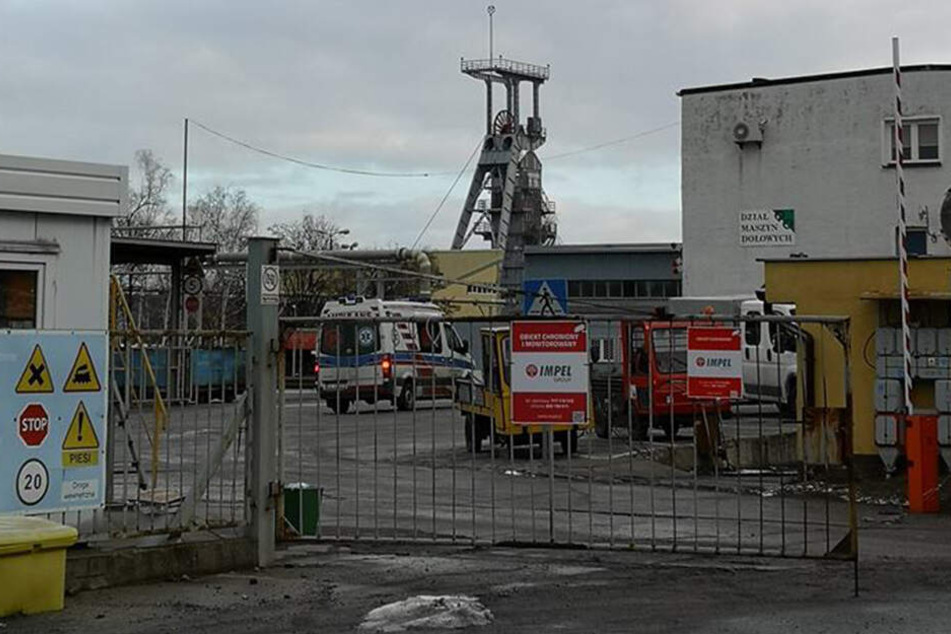 Mehrere Rettungsteams sind beim Bergwerk nahe Rudna Główna im Einsatz.