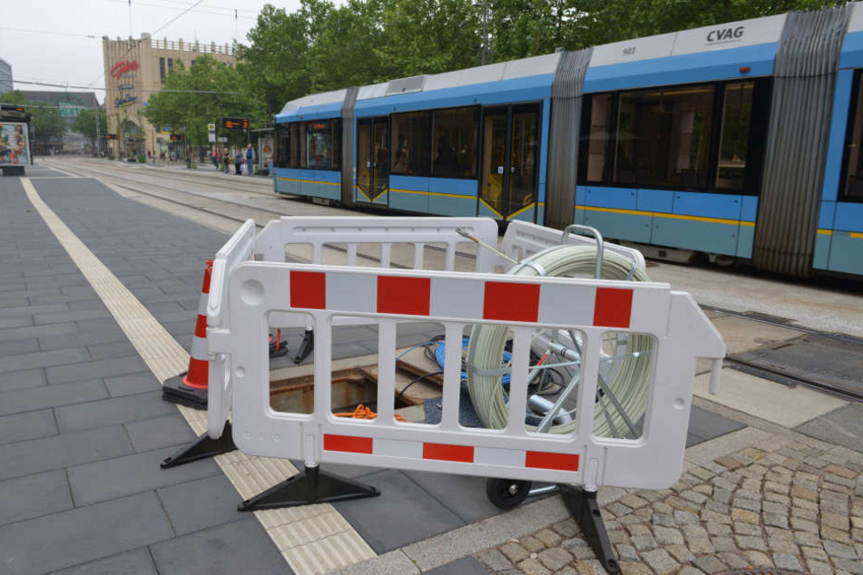Die Kabel für die neuen Videokameras werden verlegt.