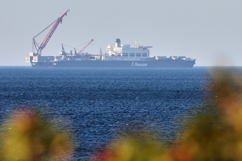 Mit 382 Meter gilt die "Pioneering Spirit"als weltweit größtes seiner Art und soll die beiden Offshore-Plattformen "OSS Darß" und "OSS Zingst" installieren.