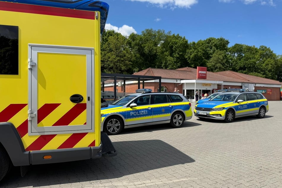 Polizei und Rettungsdienst waren am Freitag an einer Praxis in Lohsa im Einsatz.