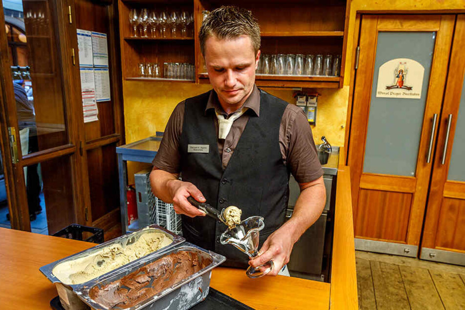 Mitarbeiter Benjamin Hamm (30) richtet den Eisbecher an. Schon am ersten Verkaufswochenende stürmten die Hill-Fans die Bierstube.