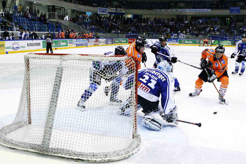 Im August 2008 duellierten sich die Dresdner Eislöwen mit Keeper Michal Marik bereits gegen die Wolfsburger um Christoph Hohenleitner (r.).