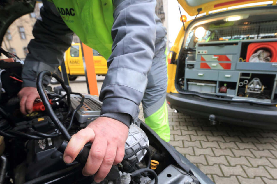 Ein ADAC-Mitarbeiter schaut in den Innenraum des gestrandeten Fahrzeuges.