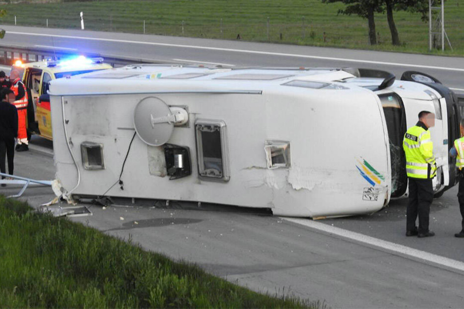 Das Wohnmobil kippte auf der Fahrbahn in Richtung Leipzig um, nachdem er gegen die Mittelleitplanke geprallt war.