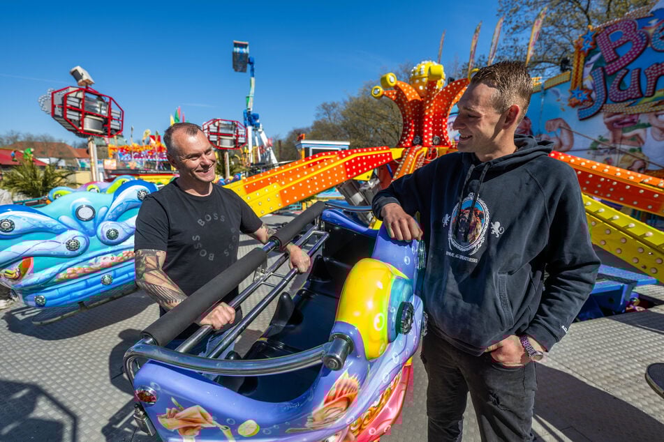 Schausteller und Organisator Marco Walz (l.) begrüßt zum ersten Mal Carlo Lehrmann (27) mit seinem "Beach Jumper" beim Volksfest.