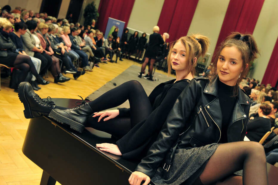 Freche Zöpfe mit herausgezupften Strähnen sind angesagt - Lydia (18) und Annabel (16) zeigen den trendigen Look.