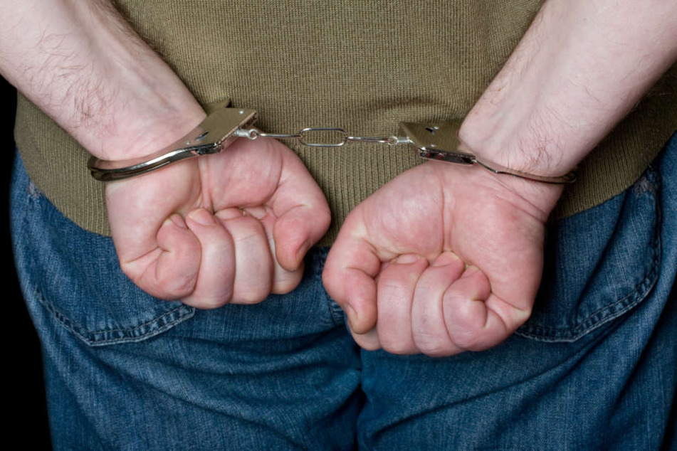Der Räuber schlug, trat und biss die Polizisten, bis es diesen gelang, dem 28-Jährigen Handschellen anzulegen. (Symbolbild)