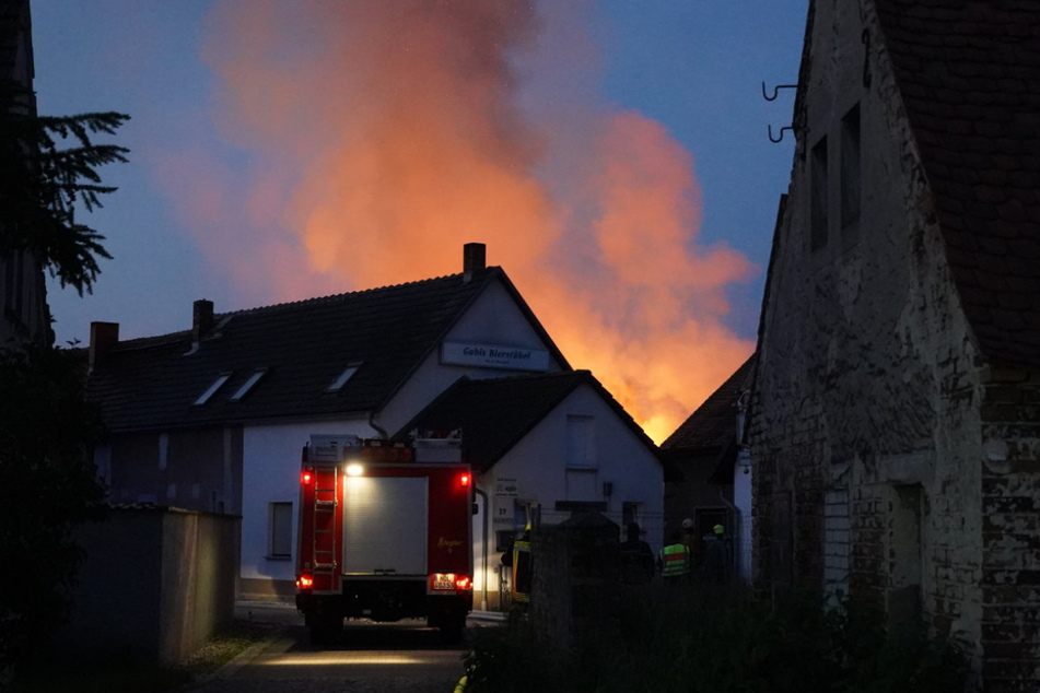 Ein Übergreifen der Flammen auf die angrenzenden Wohnhäuser wurde verhindert.
