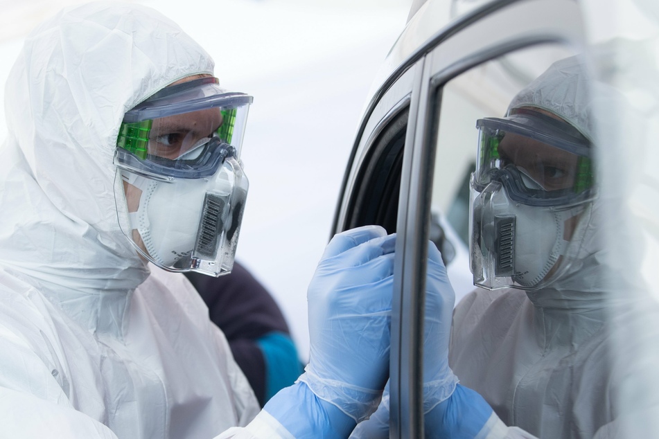 Im Chemnitzer Drive-In-Testzentrum können sich Autofahrer direkt im Wagen testen lassen (Symbolbild).