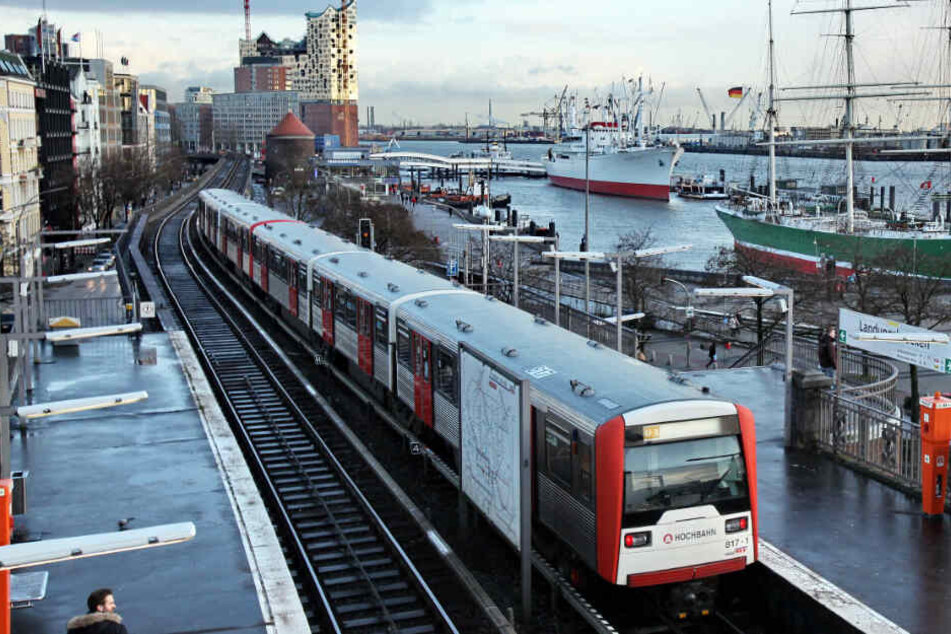 Es wird noch länger dauern, bis wieder eine U-Bahn an der Station Landungsbrücken hält. (Archivbild)