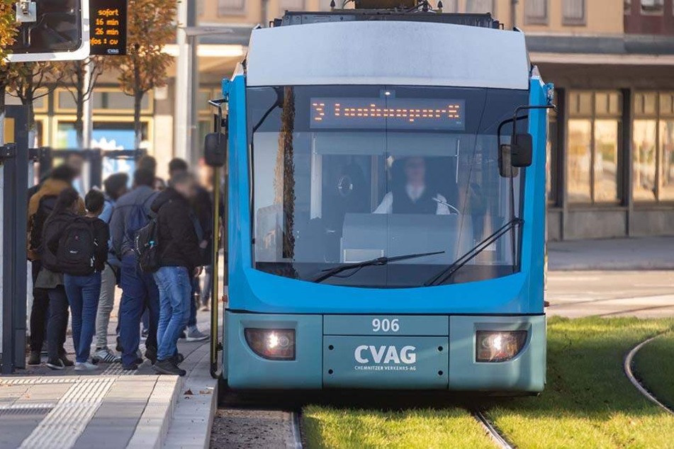 Die 27-Jährige wartete am Bernsbachplatz auf eine Bahn. (Symbolbild)