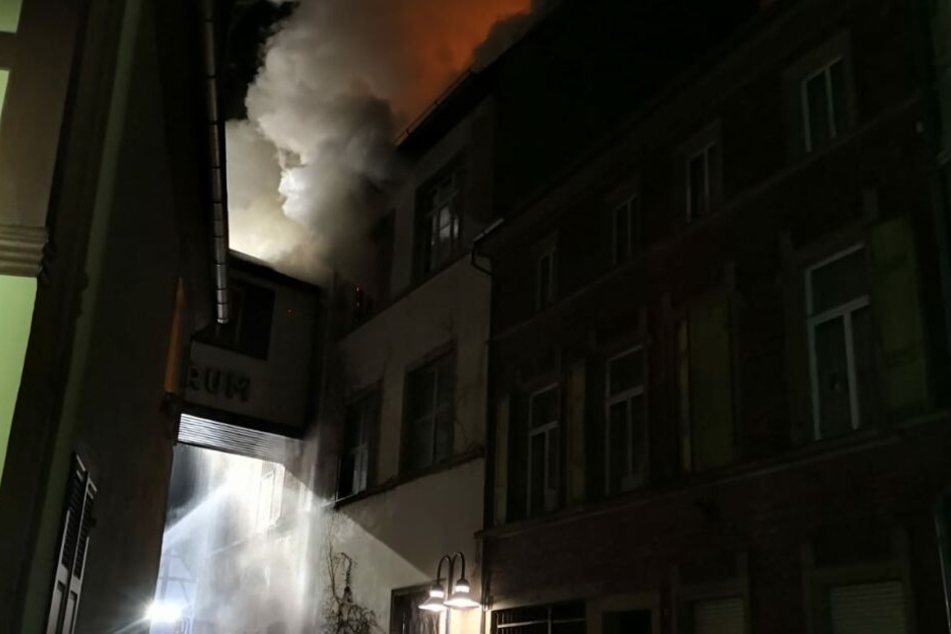 Aus mehreren Fenstern steigt dichter Rauch empor.
