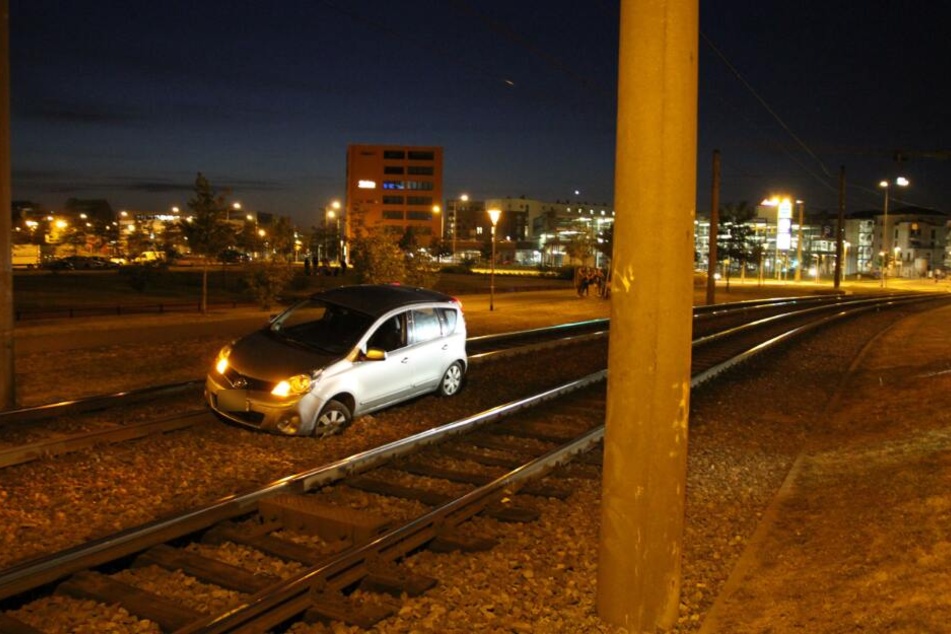Der Rentner blieb mit seinem Wagen im Gleisbett stecken.