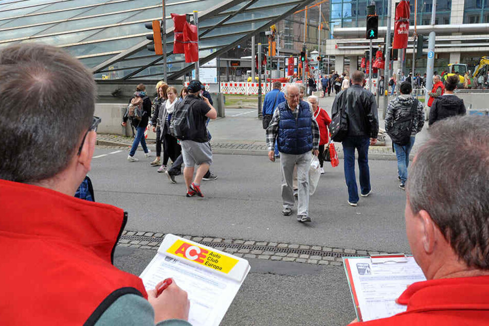 Der Autoclub Europa (ACE) zählte gestern an der Ampel zwischen Tietz und
Zenti Fußgänger, die das Handy nutzten.