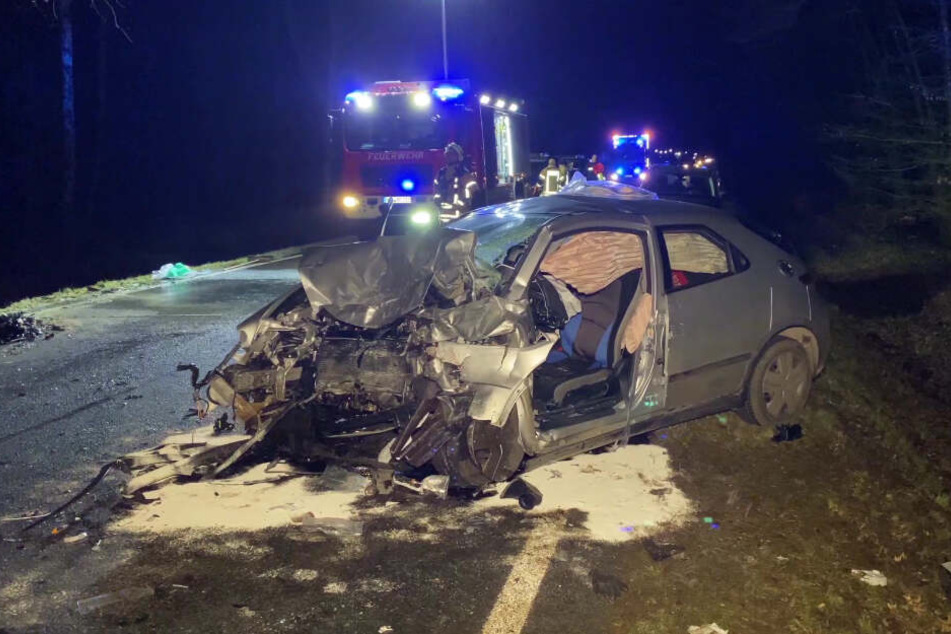 Der 27-jährige Autofahrer, der allein im Wagen war, starb noch an der Unfallstelle.
