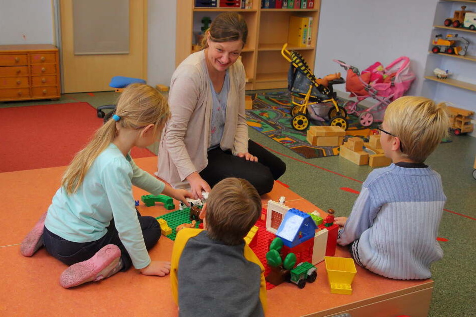 Leiterin Franziska Liebezeit beim Spielen mit den Kindern.