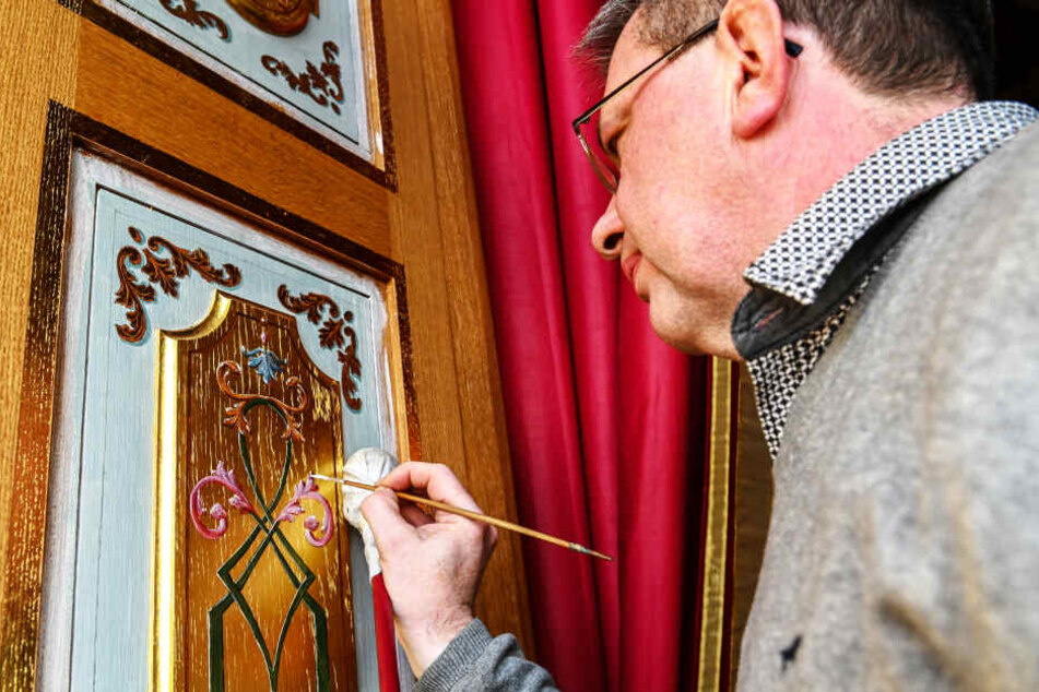 Mit Pinsel, Ölfarbe und jeder Menge Geduld entstehen die detailreichen Malereien.
