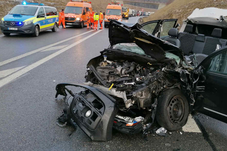 Eine Frau wurde bei dem Unfall so stark eingeklemmt, dass sie befreit werden musste.