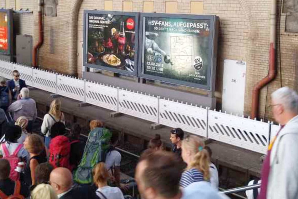 Dieses Plakat hingt im August am Hamburger Hauptbahnhof. Es zeigte den HSV-Fans den Weg nach Sandhausen auf.