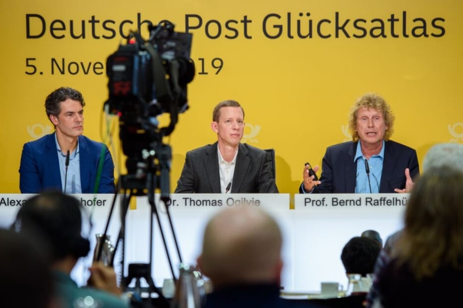 Alexander Edenhofer, Thomas Ogilvie und Bernd Raffelhüschen (v.l.n.r.) stellen gemeinsam den den Glücksatlas 2019 vor.