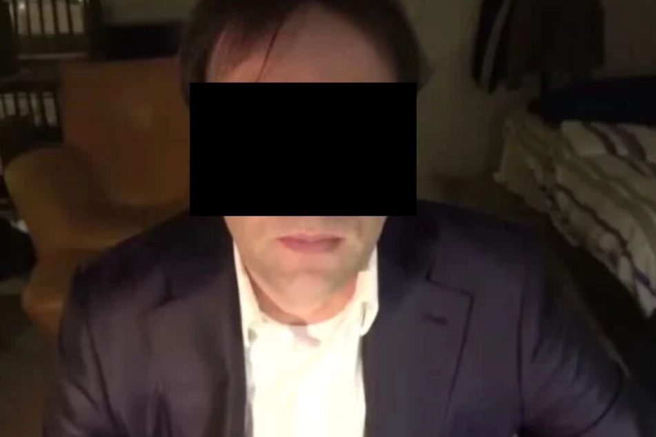 Tobias R. in einem YouTube-Video. Darin spricht er etwa über geheime US-Militärbasen, in denen Kinder getötet würden. (Screenshot)