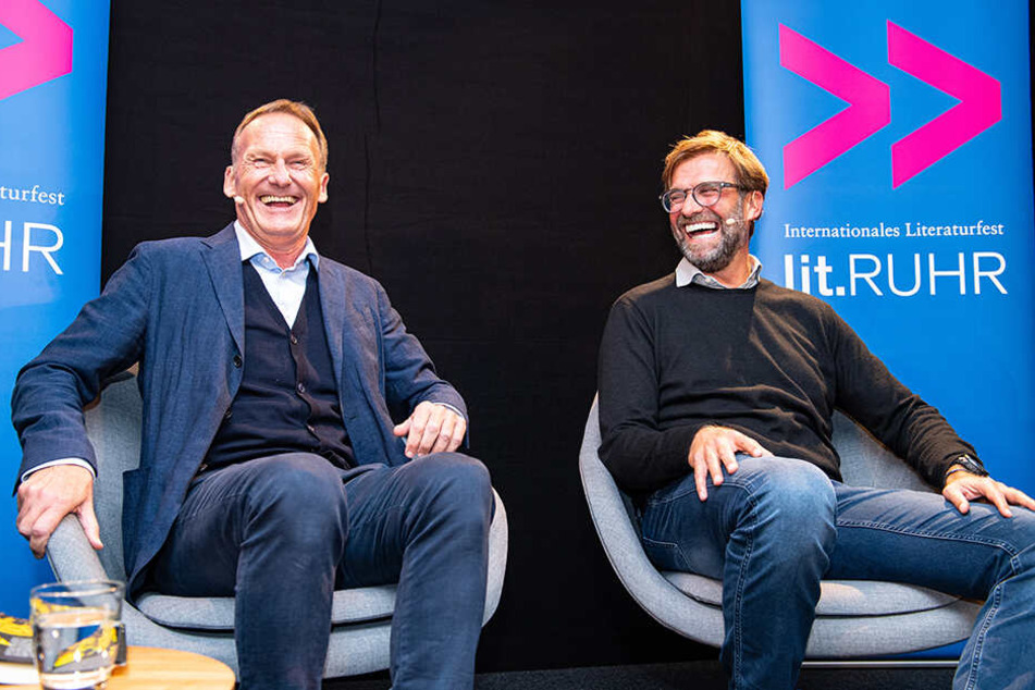 Hans-Joachim Watzke (l.), Geschäftsführer von Borussia Dortmund, und Fußballtrainer Jürgen Klopp lachen bei der Vorstellung der Biografie von Watzke.