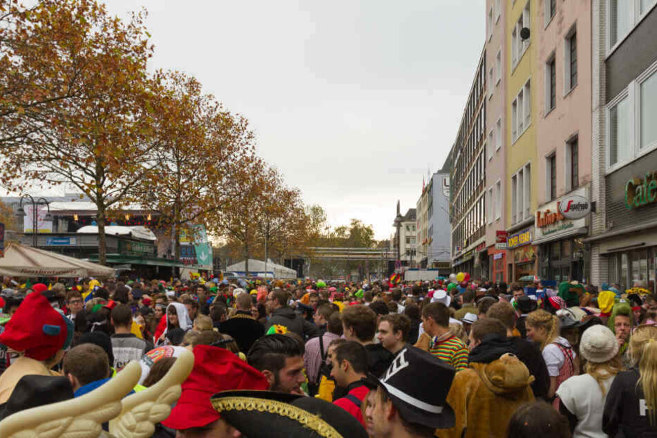 Das Ganze geschah mitten im Zentrum der Feierlichkeiten auf dem Heumarkt in der Kölner Altstadt. (Symbolbild)