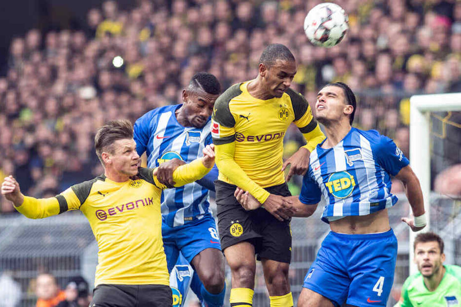 Die Borussen Lukasz Piszczek (33) und Abdou Diallo (22) vor dem Berliner Tor im Luftkampf mit den Herthanern Salomon Kalou (33) und Karim Rekik (23).