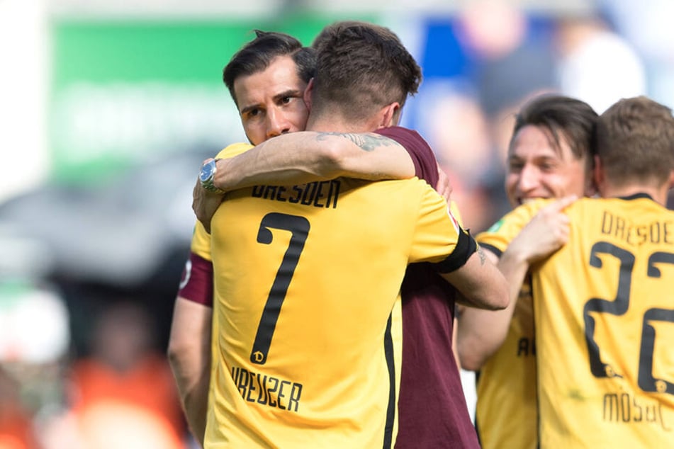 Nach dem Sieg gegen Köln herzt Dynamo-Coach Cristian Fiel seinen Spieler Niklas Kreuzer (Rückennummer 7). Auch Patrick Möschl (rechts) und Baris Atik umarmen sich.