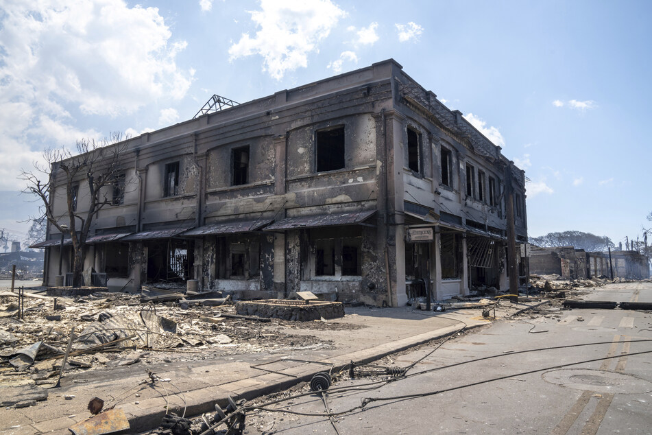 Häuser und ganze Häuserblocks in Lahaina lagen in Schutt und Asche, während Feuerwehrleute gegen den tödlichsten Brand der letzten Jahre in den USA kämpften.