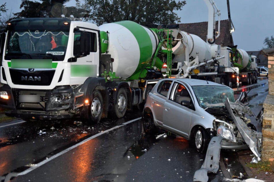 Der demolierte Toyota und der Betonmischer.