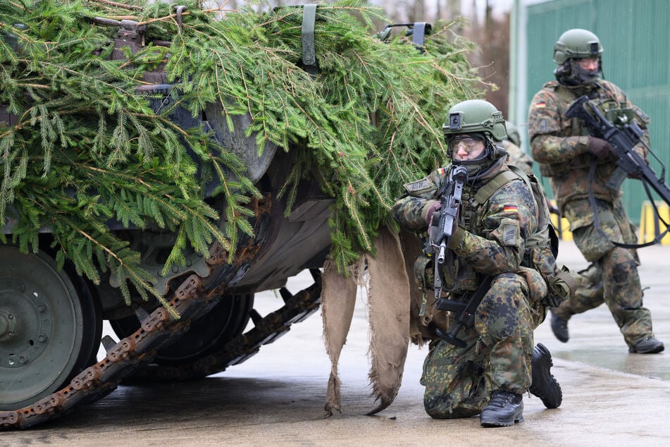 Deutsche Streitkräfte schulen seit Donnerstag die ukrainischen Soldaten im Umgang mit dem Marder-Schützenpanzer der Bundeswehr.