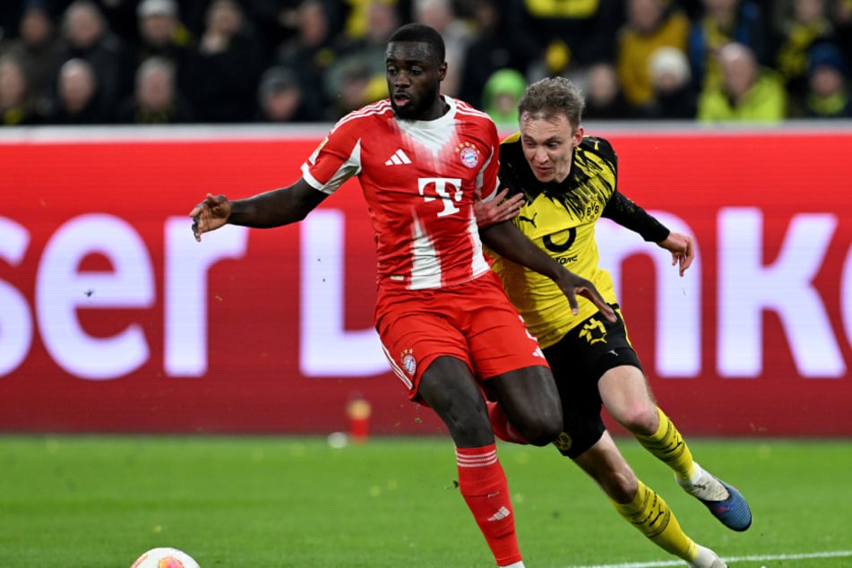 Enge Zweikämpfe in Dortmund. Maxi Beier (rechts) bekommt es mit dem Münchner Dayot Upamecano zu tun.