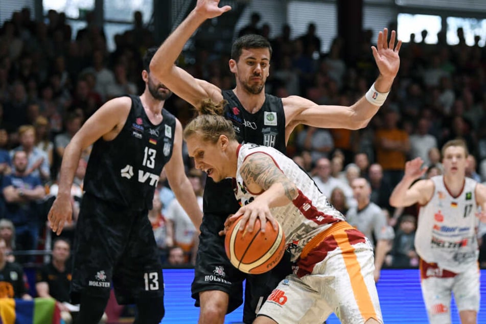 Hamburgs Jannik Freese (v.l.), Andrew Barham und der Chemnitzer Malte Ziegenhagen in Aktion.