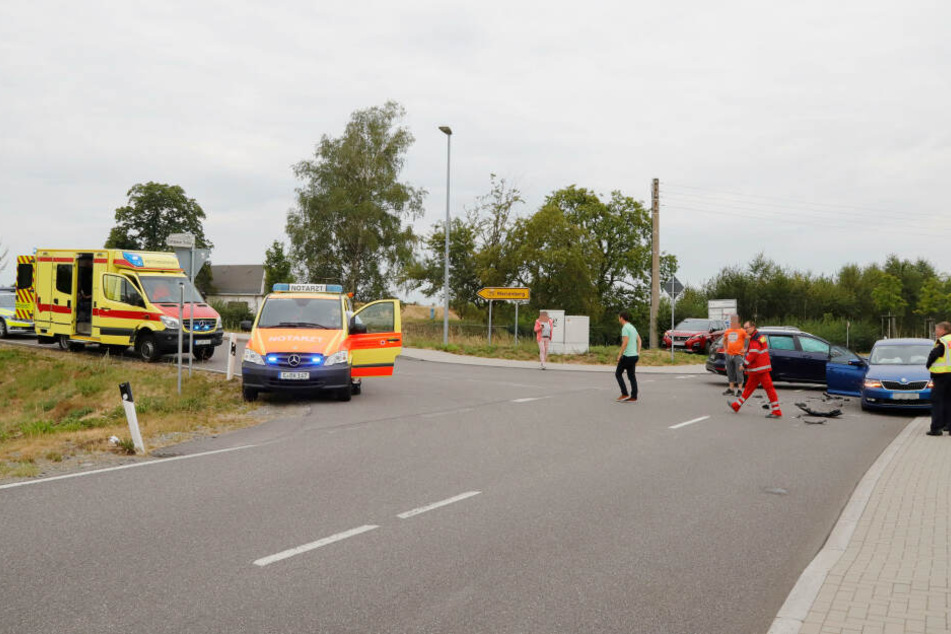 Die Rettungskräfte bargen umgehend die vier Verletzten und brachten diese in ein Krankenhaus.