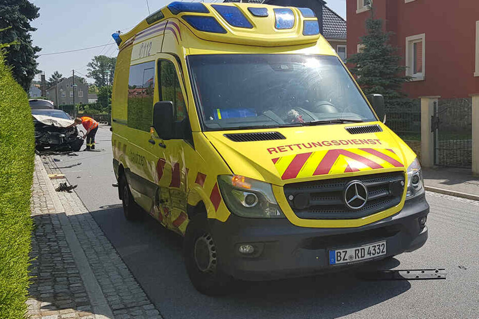 An der Seite sieht man, wo der Renault auf Rettungswagen krachte.