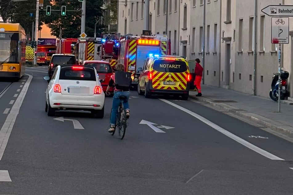 Auf der Großenhainer Straße Ecke Kunzstraße waren mehrere Feuerwehrfahrzeuge im Einsatz.
