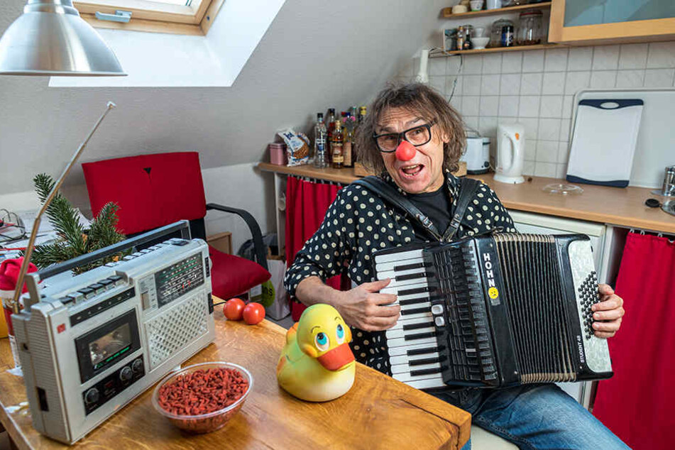 DDR-Kofferradio und Lieblingsente - in seiner Küche greift Schlicht zu Clownsnase und Schifferklavier.