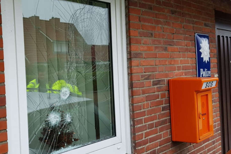 Beim Angriff auf das Polizeirevier wurden Fensterscheiben zerstört.