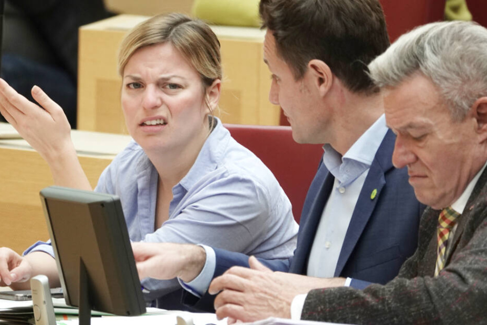 Katharina Schulze (l.) von den Grünen gestikuliert, Horst Arnold (r., SPD) macht Notizen.