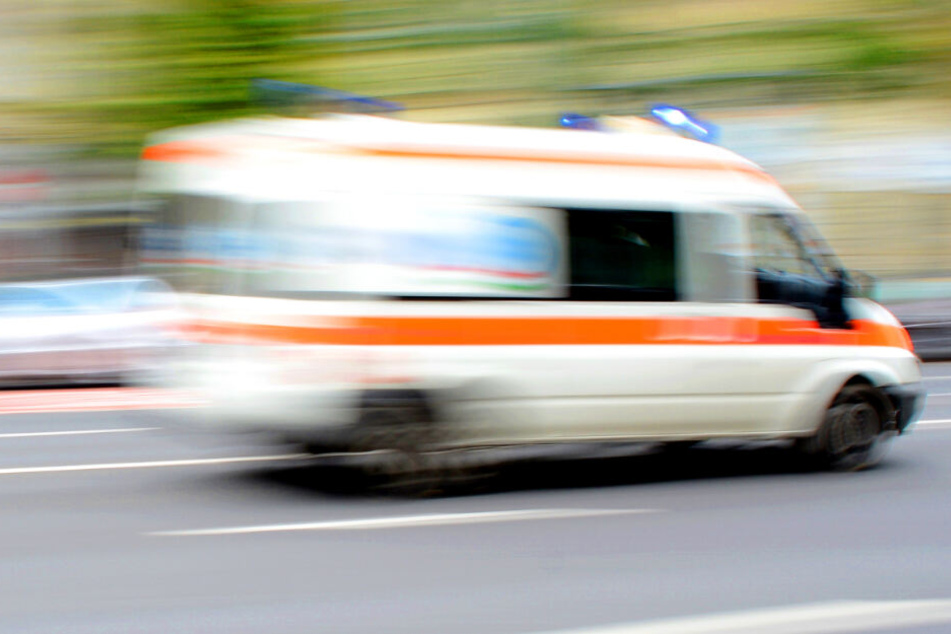 Der Mann musste in ein Krankenhaus gebracht werden. (Symbolbild)