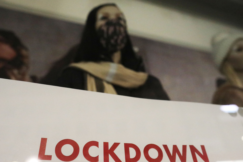 Menschen vereinsamen im Lockdown. In den Geschäften stehen nur noch Schaufensterpuppen. (Symbolbild)
