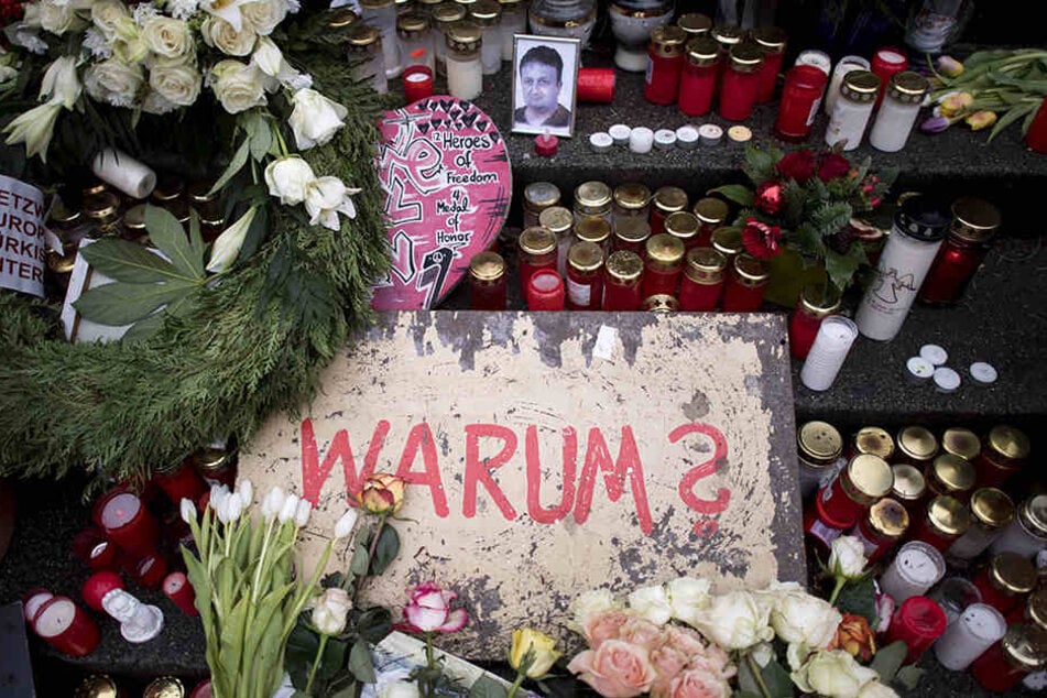 Blumen und Kerzen: Nach dem Anschlag kamen viele Menschen zum Breitscheidplatz, um den Opfern des feigen Anschlags zu gedenken.