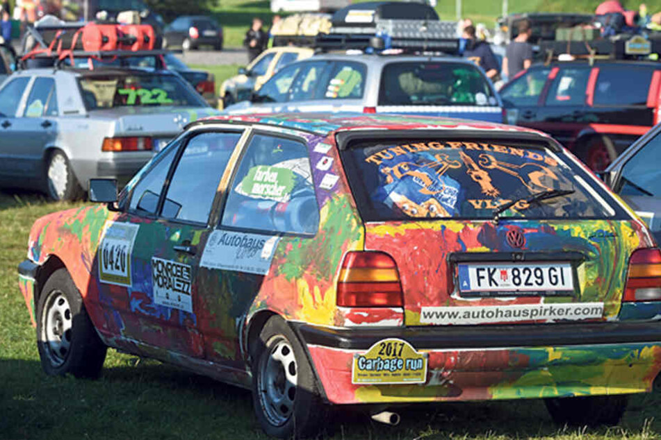 Die VW-Rostlaube
aus
Österreich wird
scheinbar nur
noch von der
Farbe und den
zahlreichen Aufklebern
zusammengehalten.