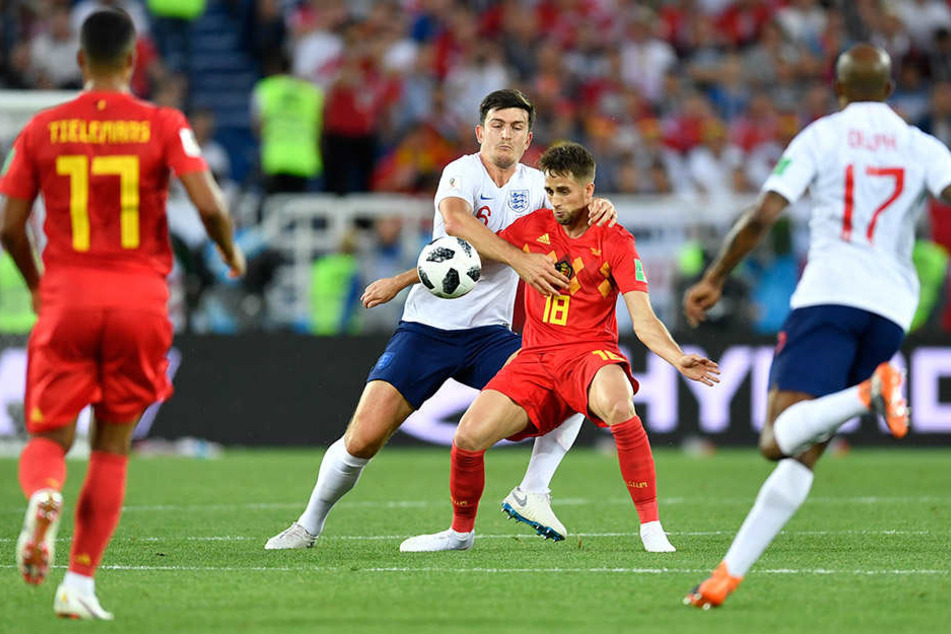 Harry Maguire (l.) aus England und Adnan Januzaj aus Belgien kämpfen um den Ball.