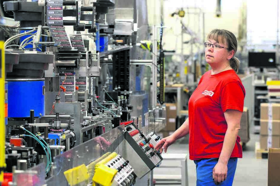 Mitarbeiterin Katrin Schramm (51) hat derzeit viel zu tun. Die Maschinen rotieren ohne Unterlass.