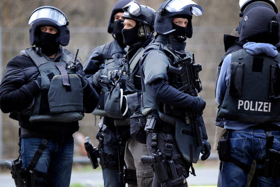 In einer Polizeiaktion wurden bundesweit Durchsuchungen durchgeführt und menschen festgenommen.