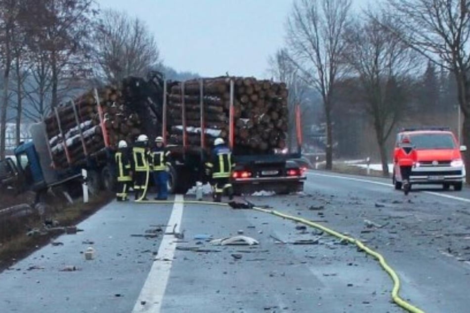 Der Lkw kam auf der Gegenfahrbahn zum Stehen.