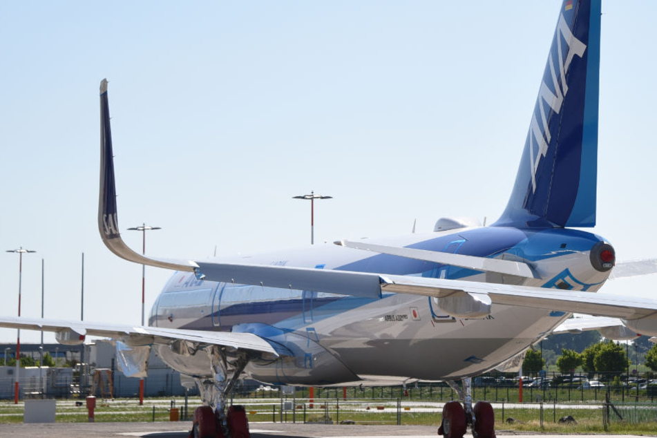 Der A320neu steht ohne Triebwerk auf dem Firmengelände.