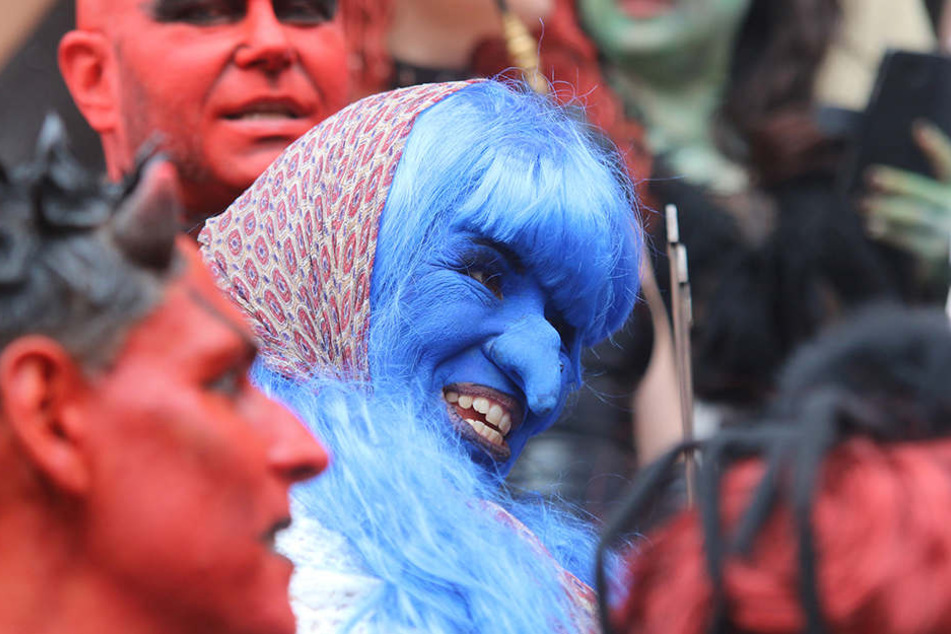 Als Hexen und Teufel verkleidete Menschen bevölkern den Harz wie hier in Wernigerode. Zehntausende feiern in der Nacht zum 1. Mai das traditionelle Walpurgisfest.